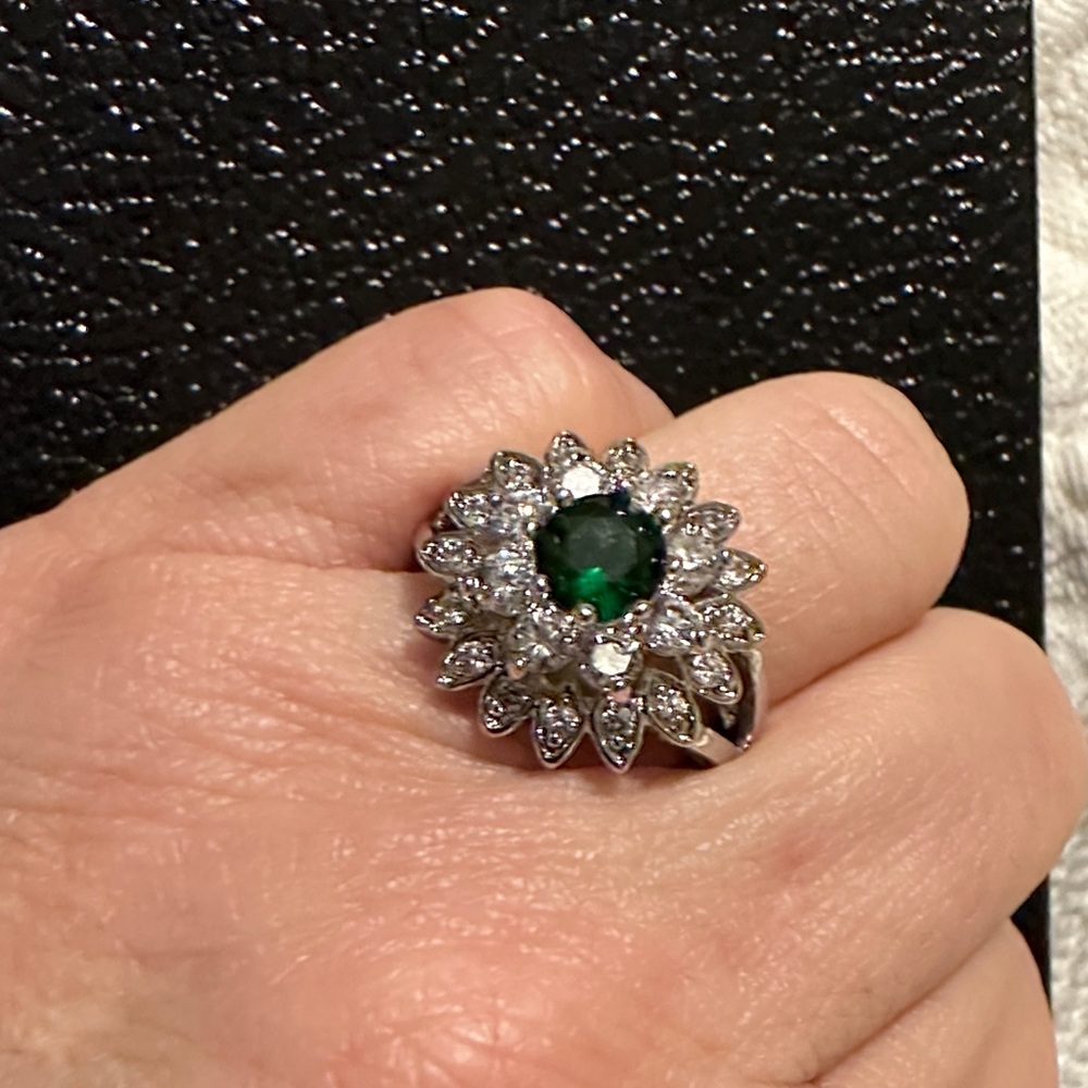 Elegant Silver and Green Floral Ring - Picture 3 of 4